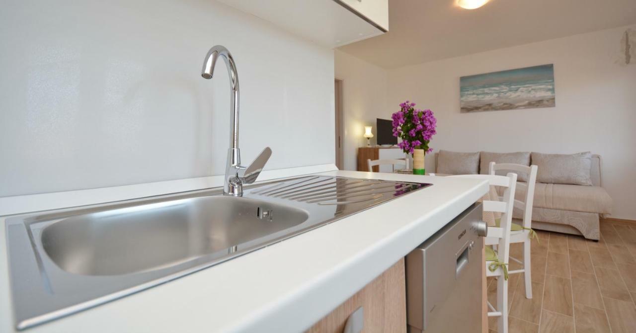 Apartmani Cesarec Basina エクステリア 写真